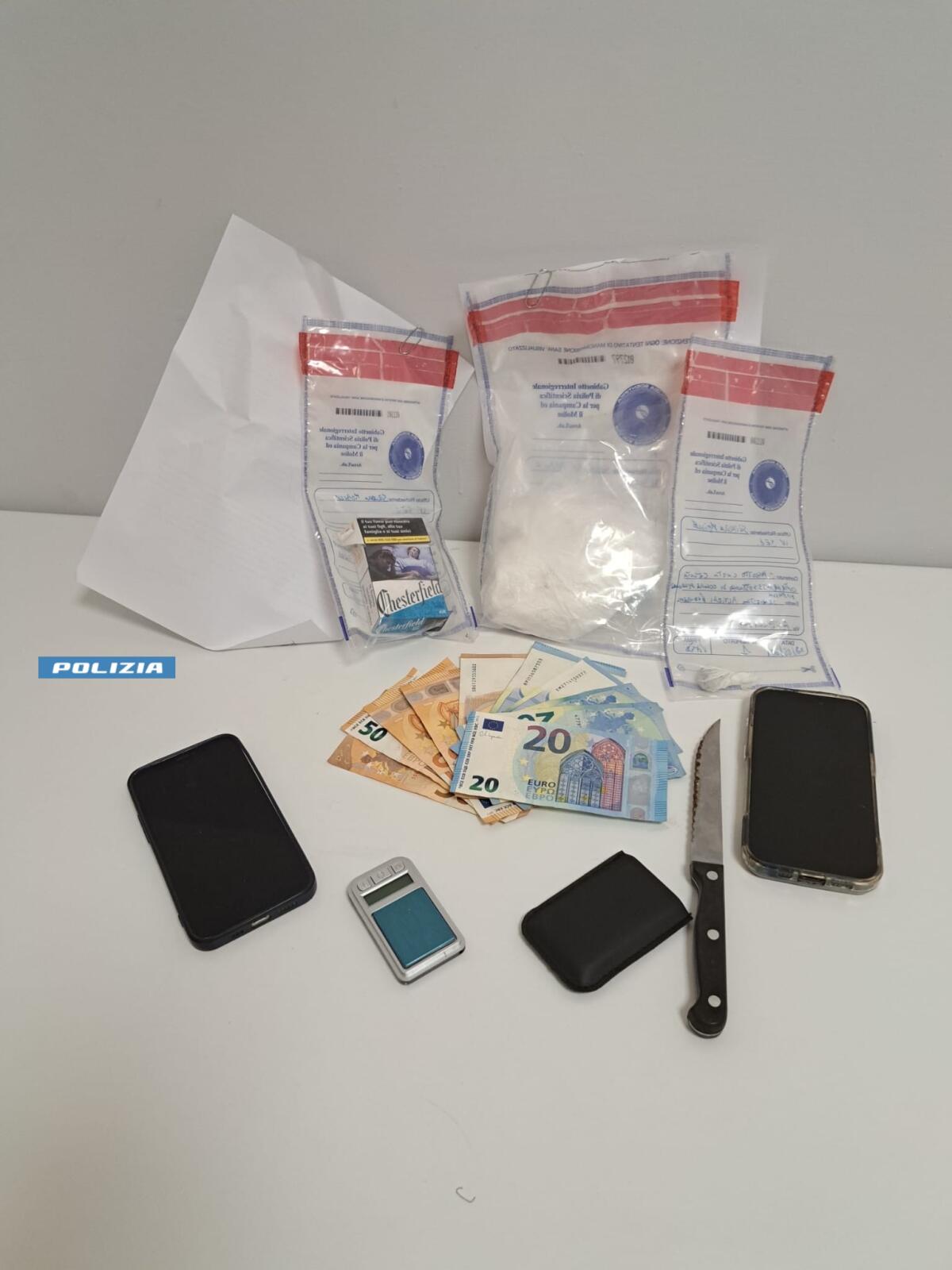 Non si fermano all'alt della Polizia, inseguiti e arrestati: avevano piu' di 200 gr di cocaina - 