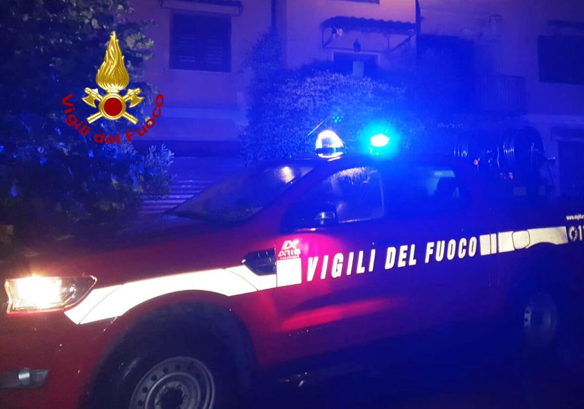 Airola. In fiamme un veicolo commerciale, danneggiato anche un furgone. - 