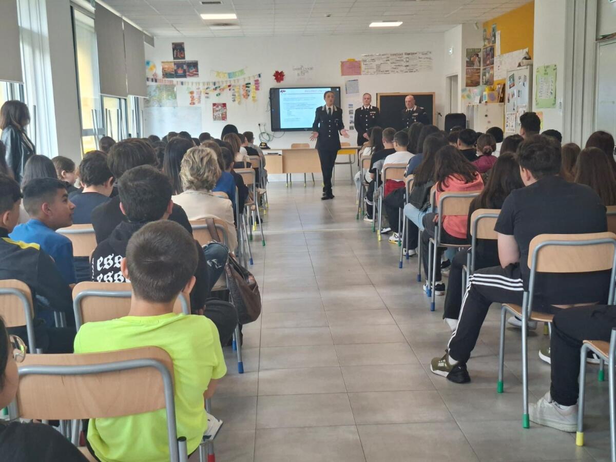 “Cultura della Legalità”, Carabinieri incontrano studenti Apollosa e Ceppaloni. - 
