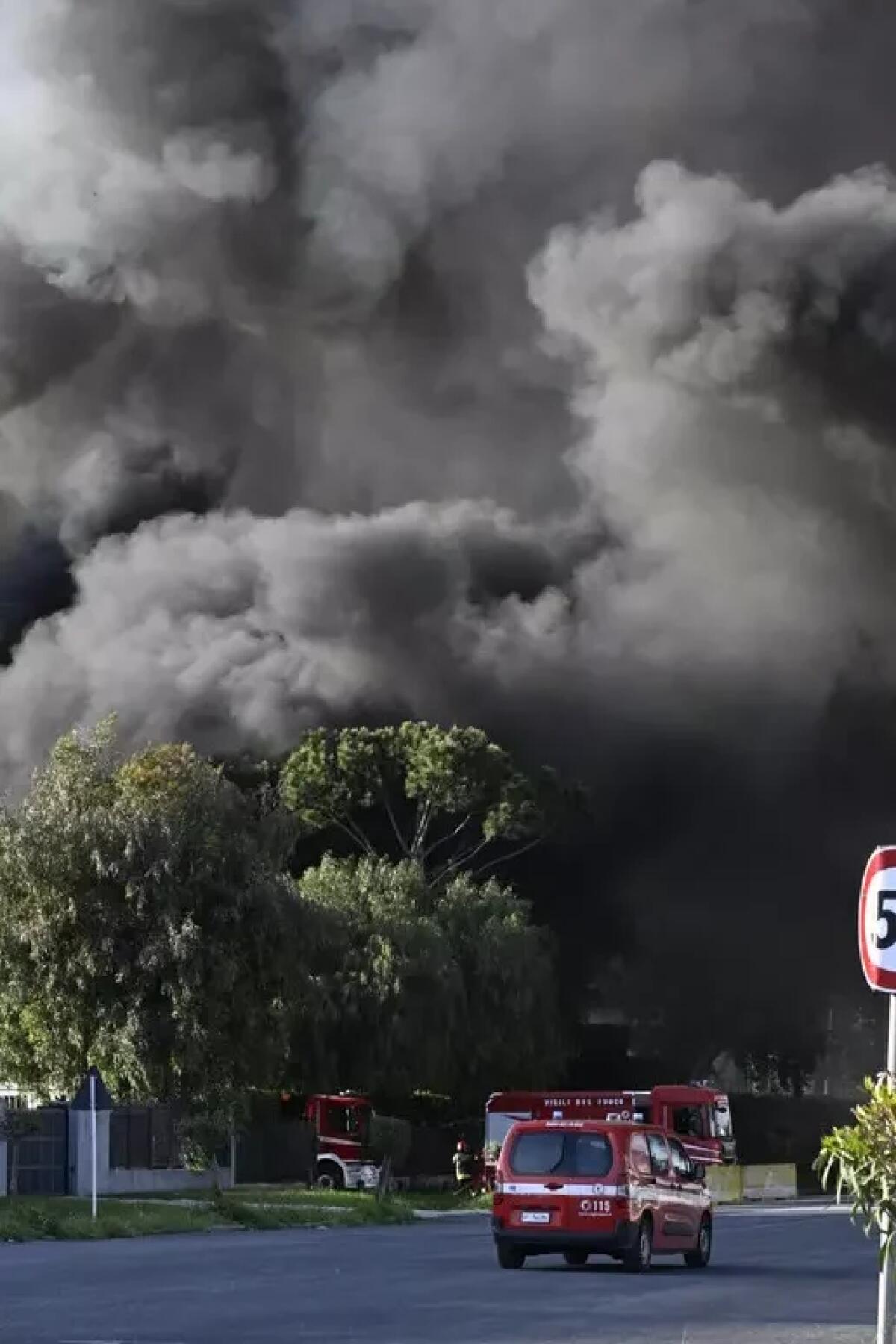 Dopo incendio alla periferia di Napoli, valori alti di diossine - 