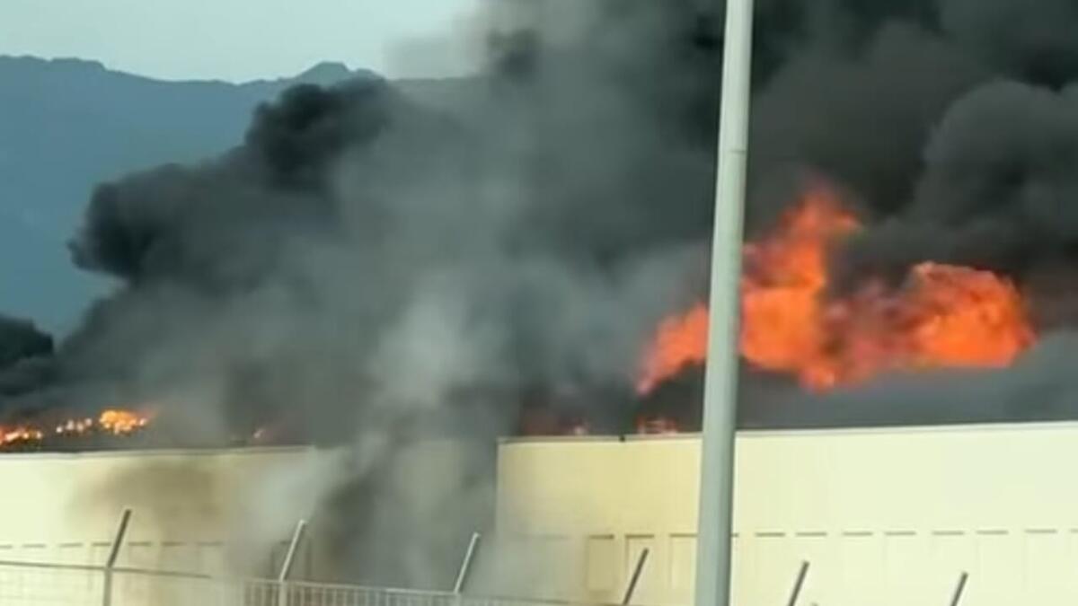 Vasto incendio al Cis di Nola, nuvola nera anche sulla Valle Caudina - 