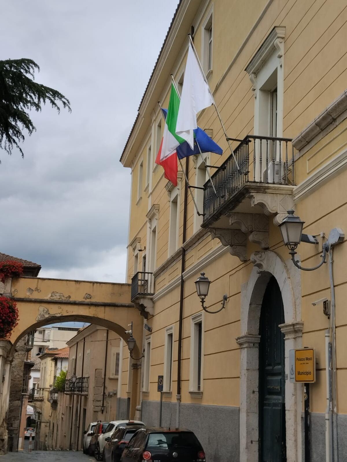 Palazzo Mosti,esposto lenzuolo bianco per le vittime del conflitto a Gaza. - 