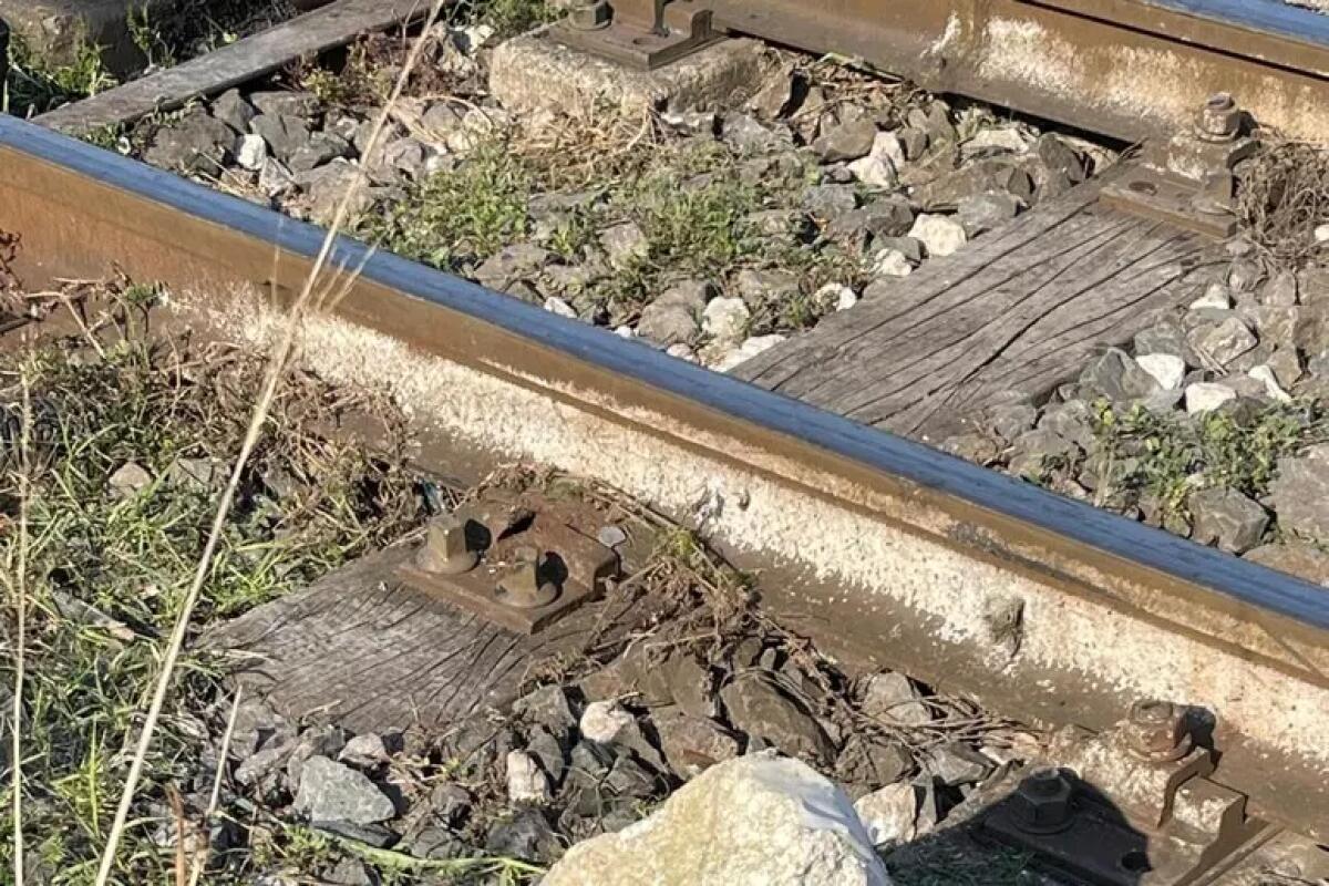Incidente treno Circumvesuviana, trovata una pietra accanto ai binari - 