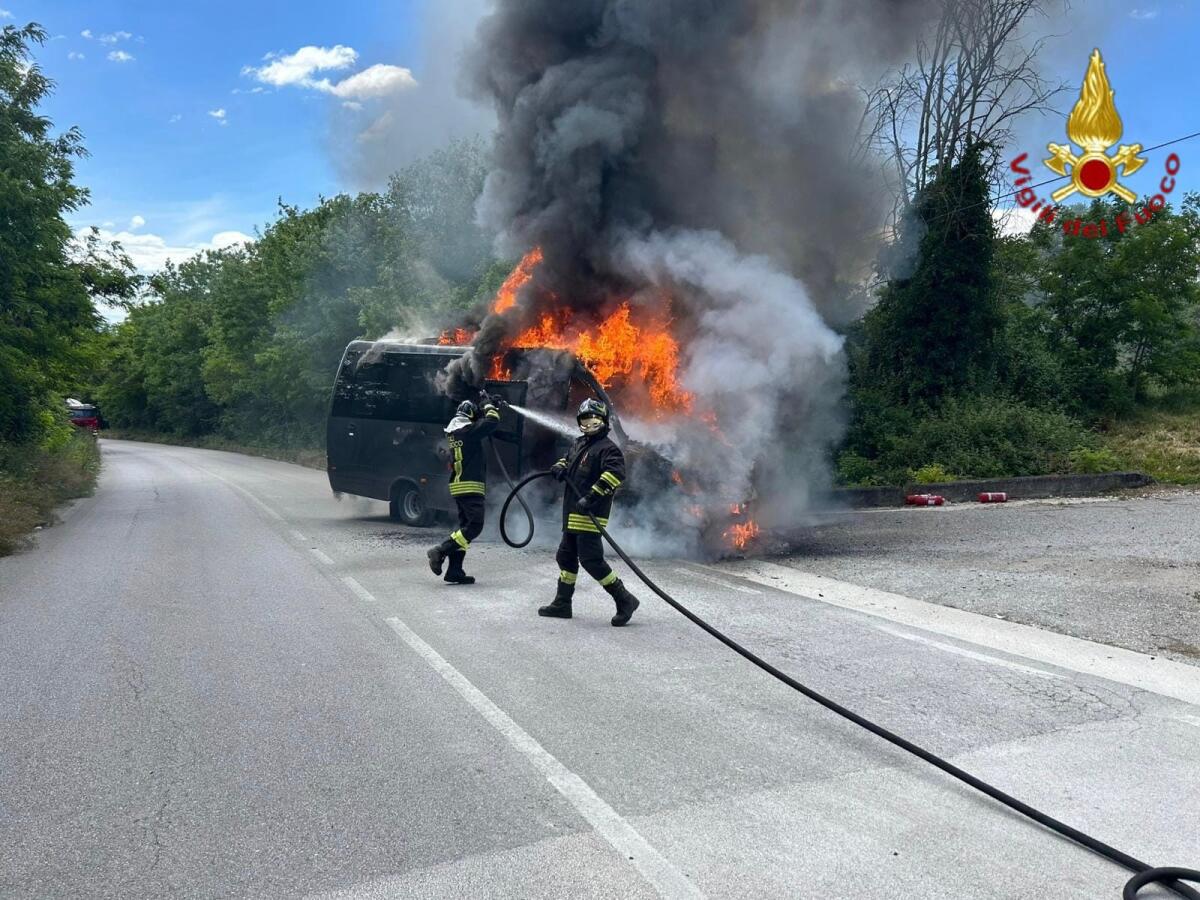 Pullmino da 20 posti, prende fuoco a Melito Irpino - 
