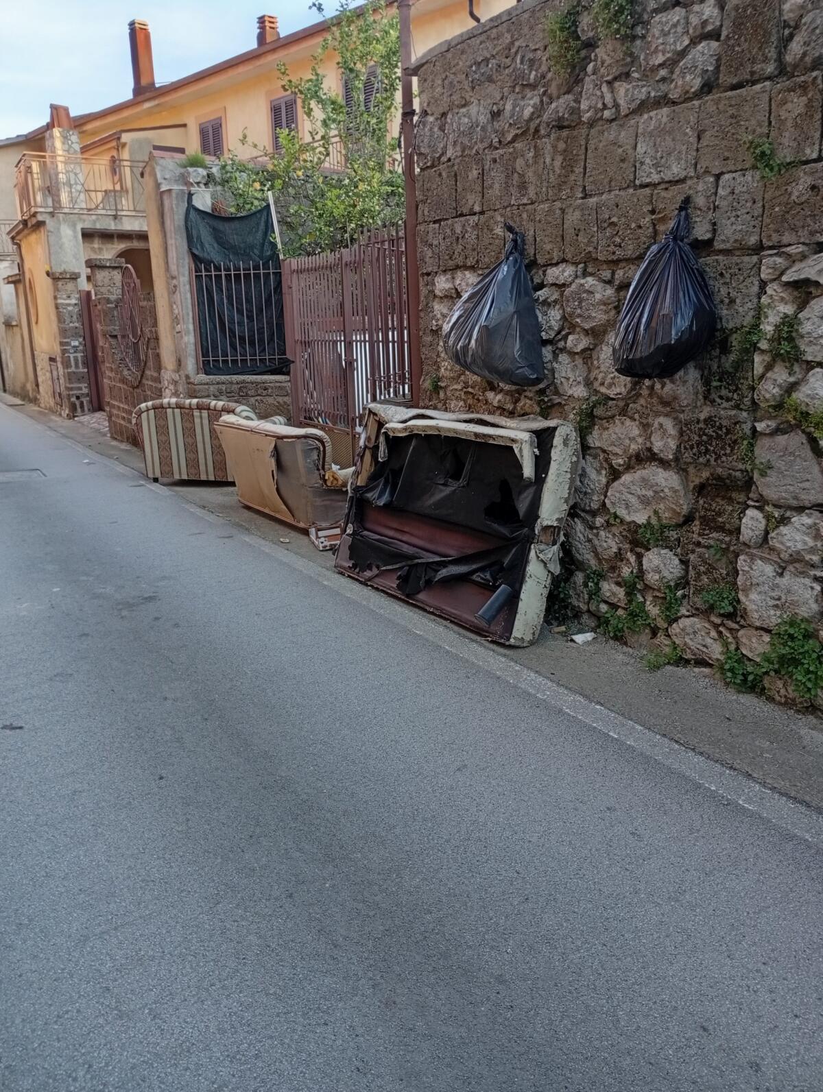 Cervinara. Discarica al Corso Caudino, inciviltà e menefreghismo. - 