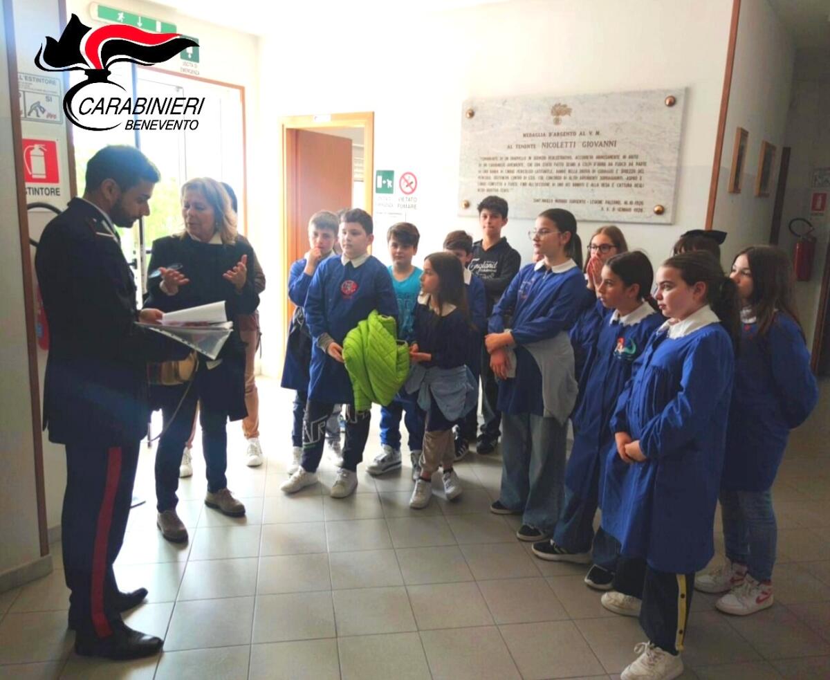 A Baselice la scuola va in visita dai Carabinieri. - 