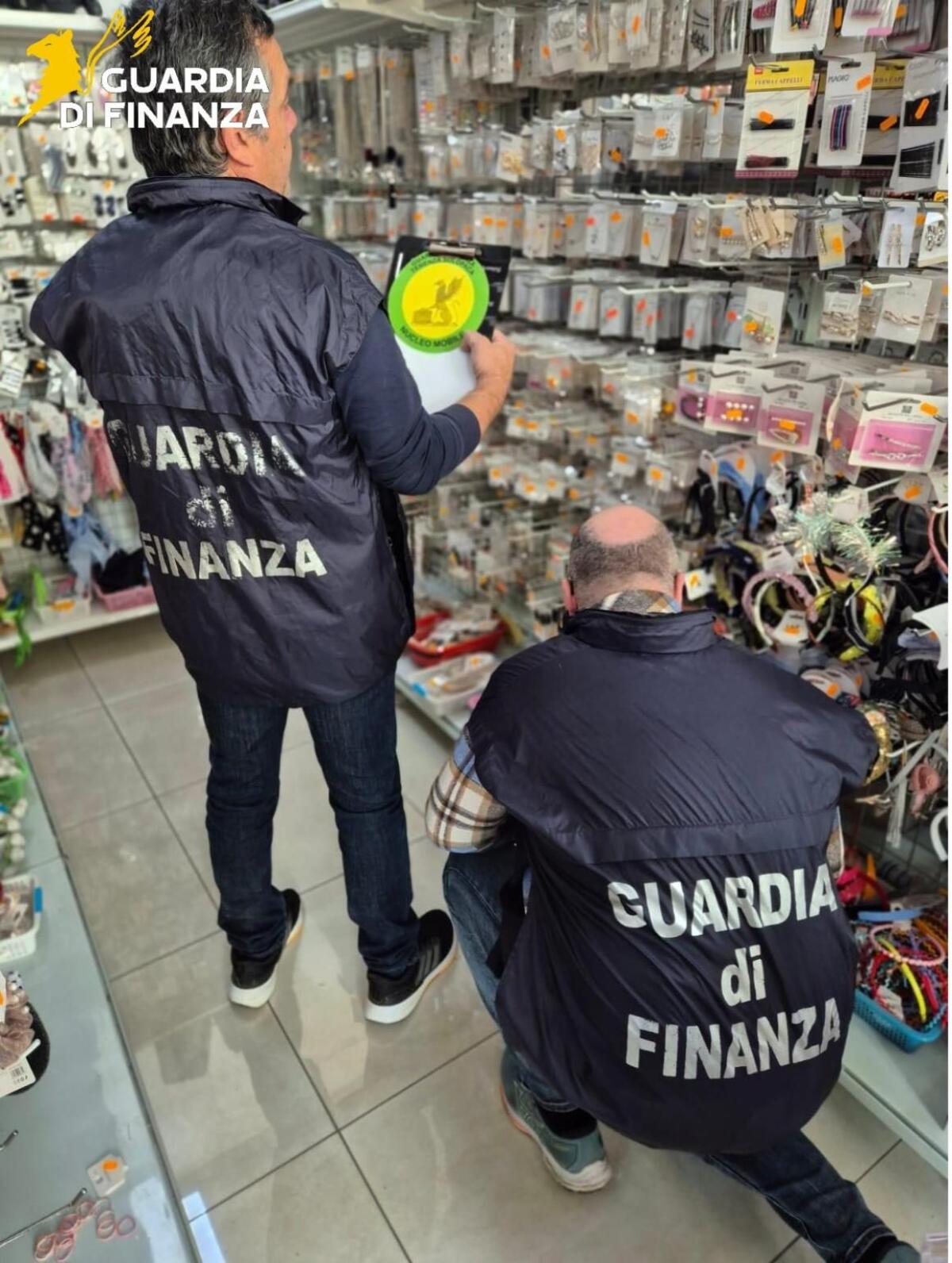 Sottoposti a sequestro circa 160.000 prodotti contraffatti. - 