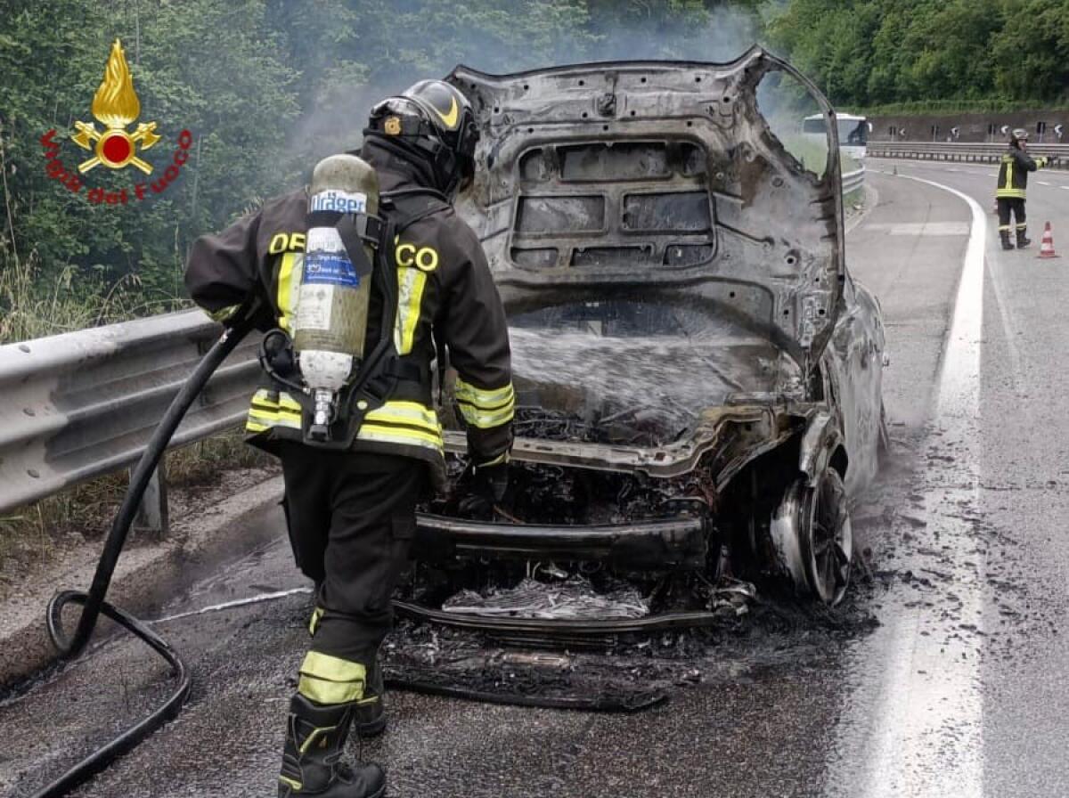 Auto in transito in fiamme sull'A16 - 