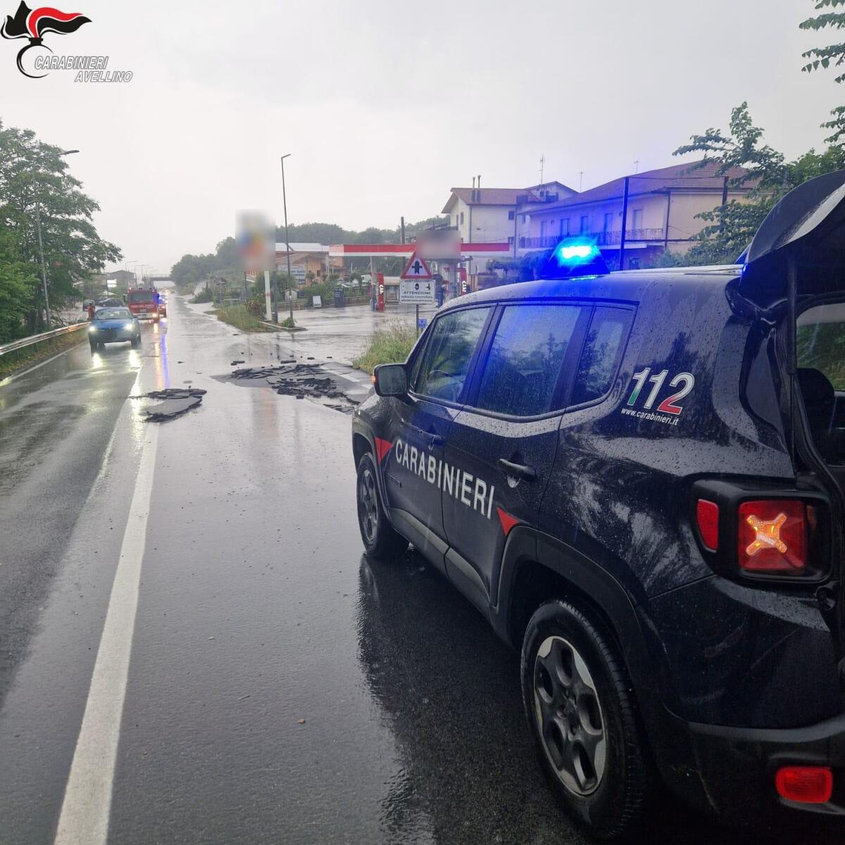 Montemiletto. A causa delle forti pioggie si rialza asfalto strada - 