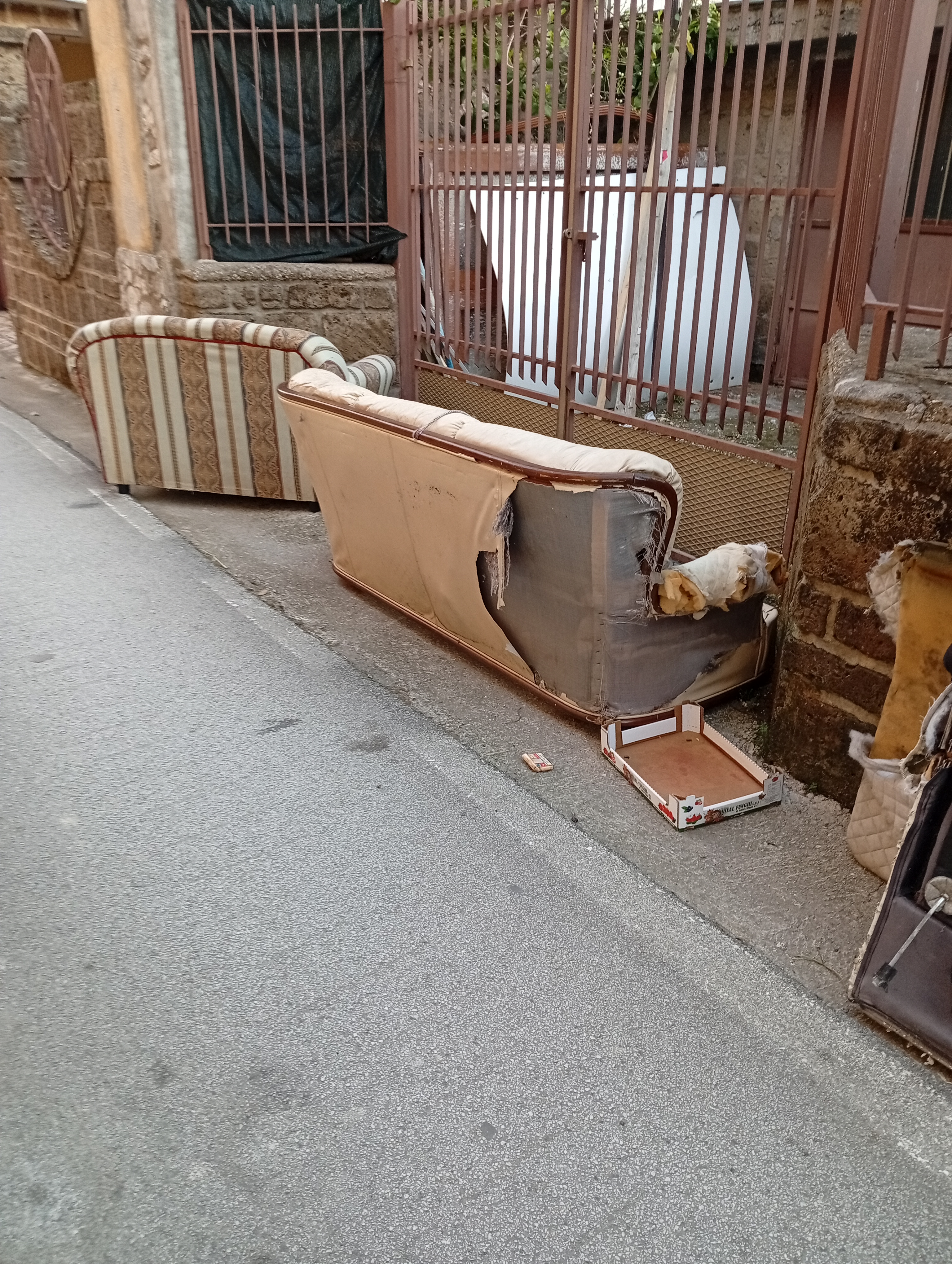 Cervinara. Discarica al Corso Caudino, inciviltà e menefreghismo.