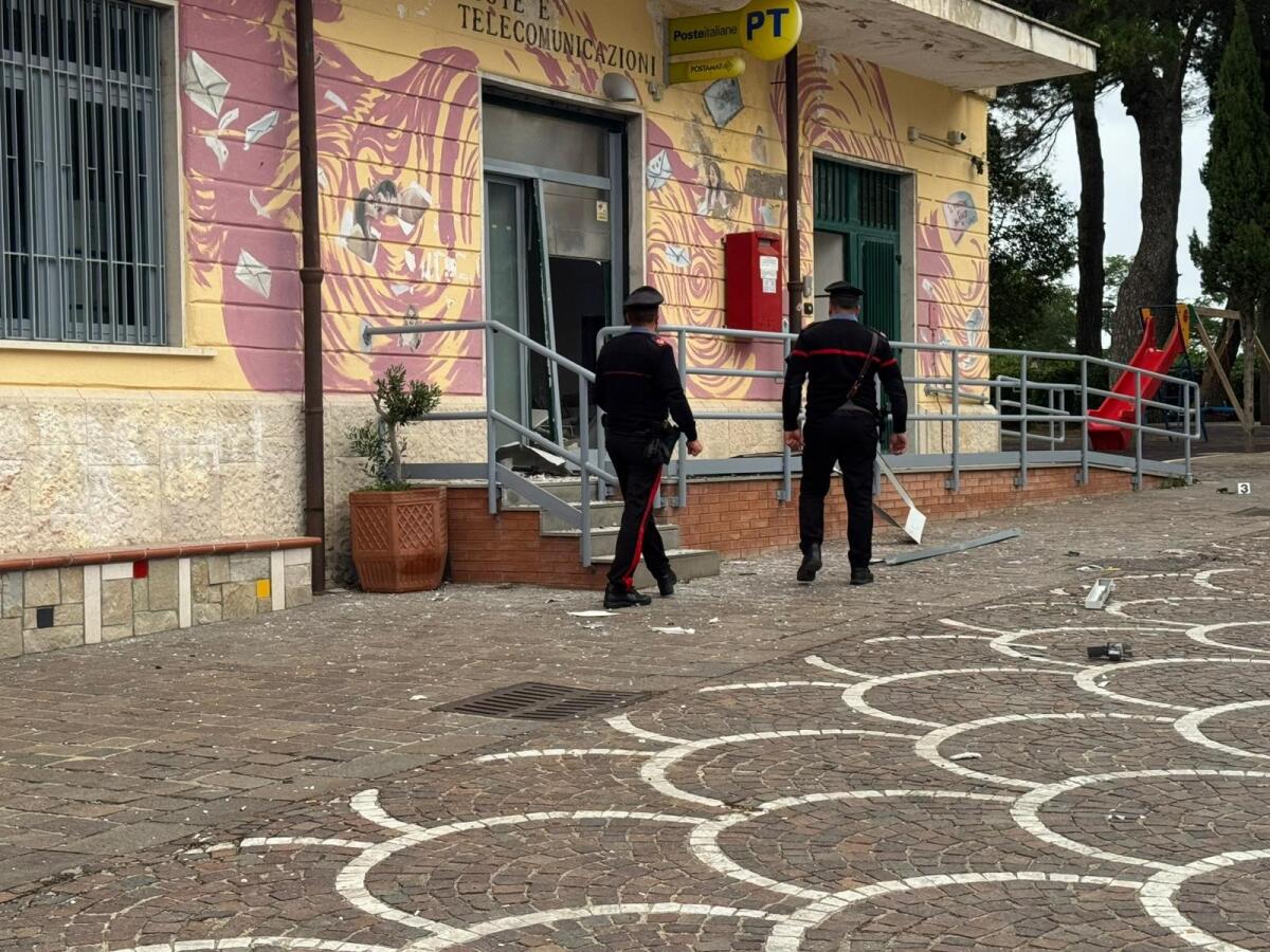 Fanno esplodere ATM a Calitri, bottino 30 mila euro. - 