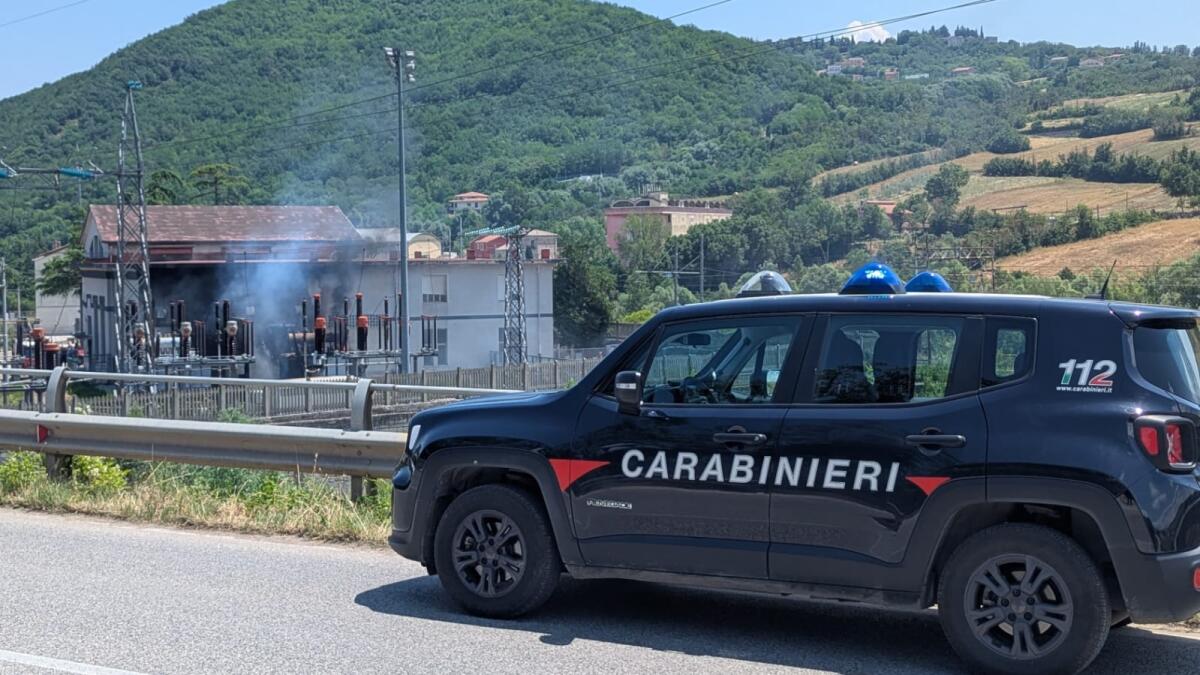 Savignano Irpino. Fiamme in una cabina elettrica, traffico ferroviario bloccato. - 