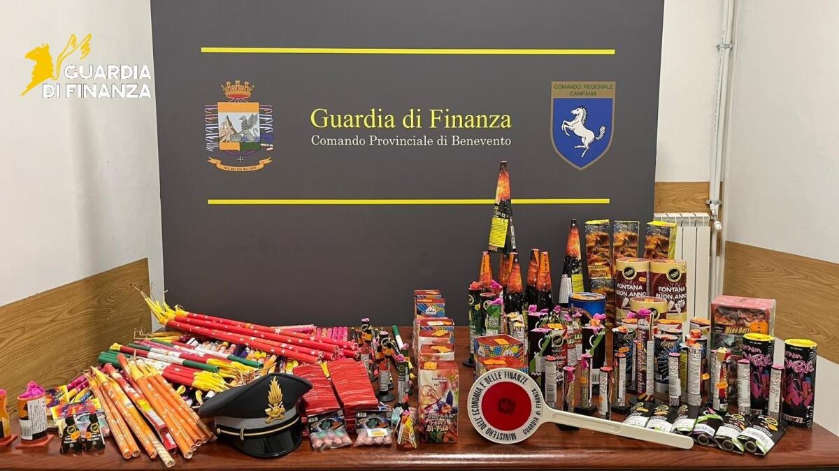 Sequestrati 40.000 articoli non conformi agli standard di sicurezza e 11 chili di fuochi pirotecnici. - 
