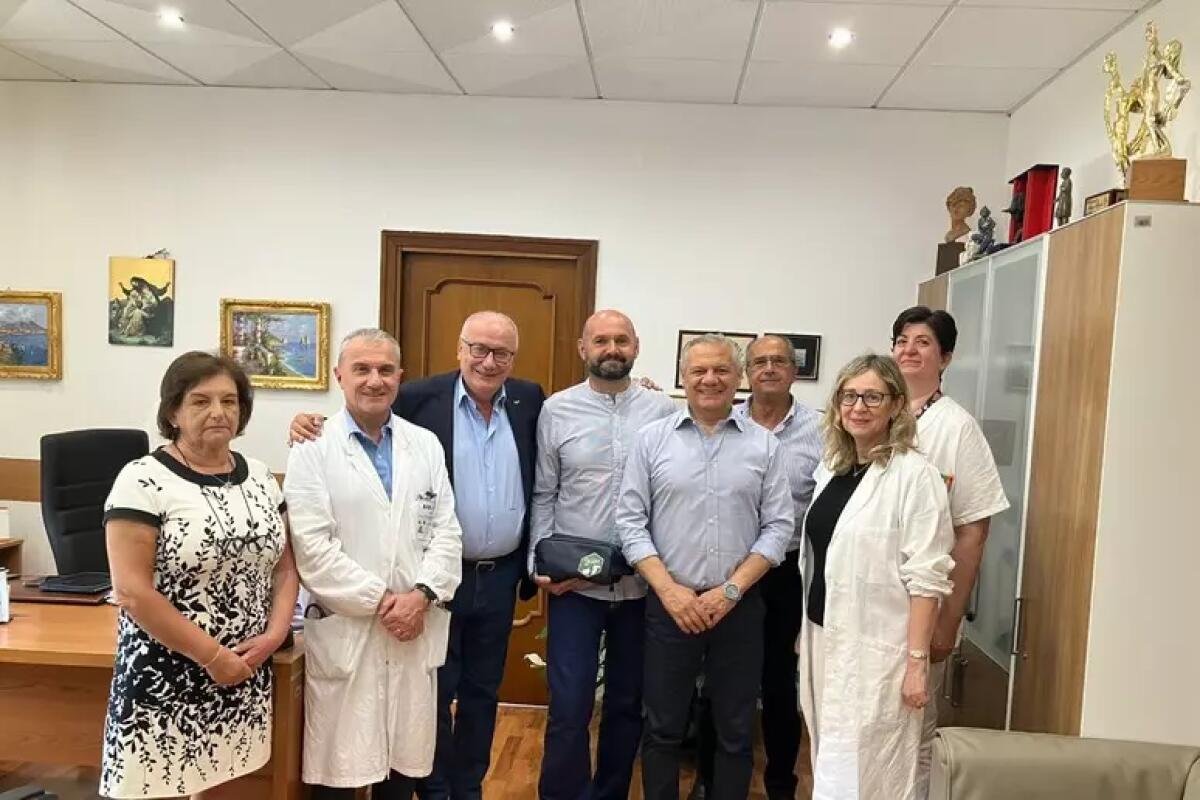 Figlio muore di cancro, i genitori donano apparecchiature. - 