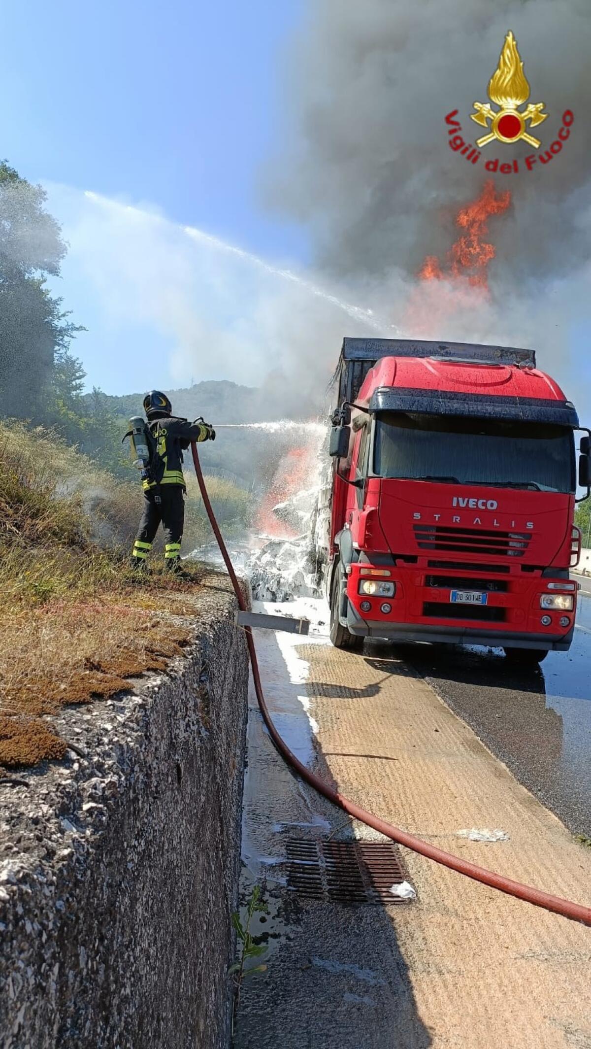In fiamme autocarro carico di materiale plastico per imballaggio. - 