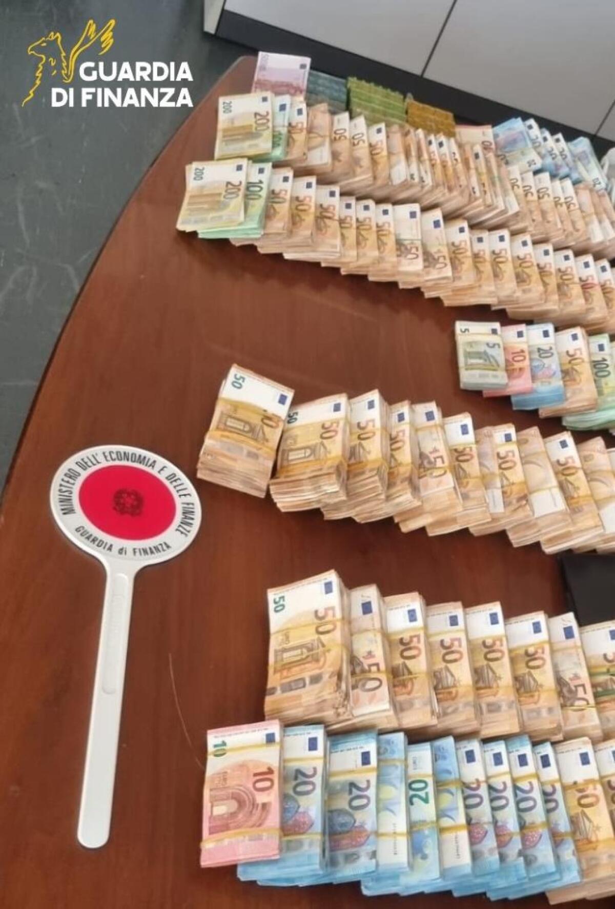 Guardia di Finanza di Caserta: due arresti per usura ed estorsione. - 