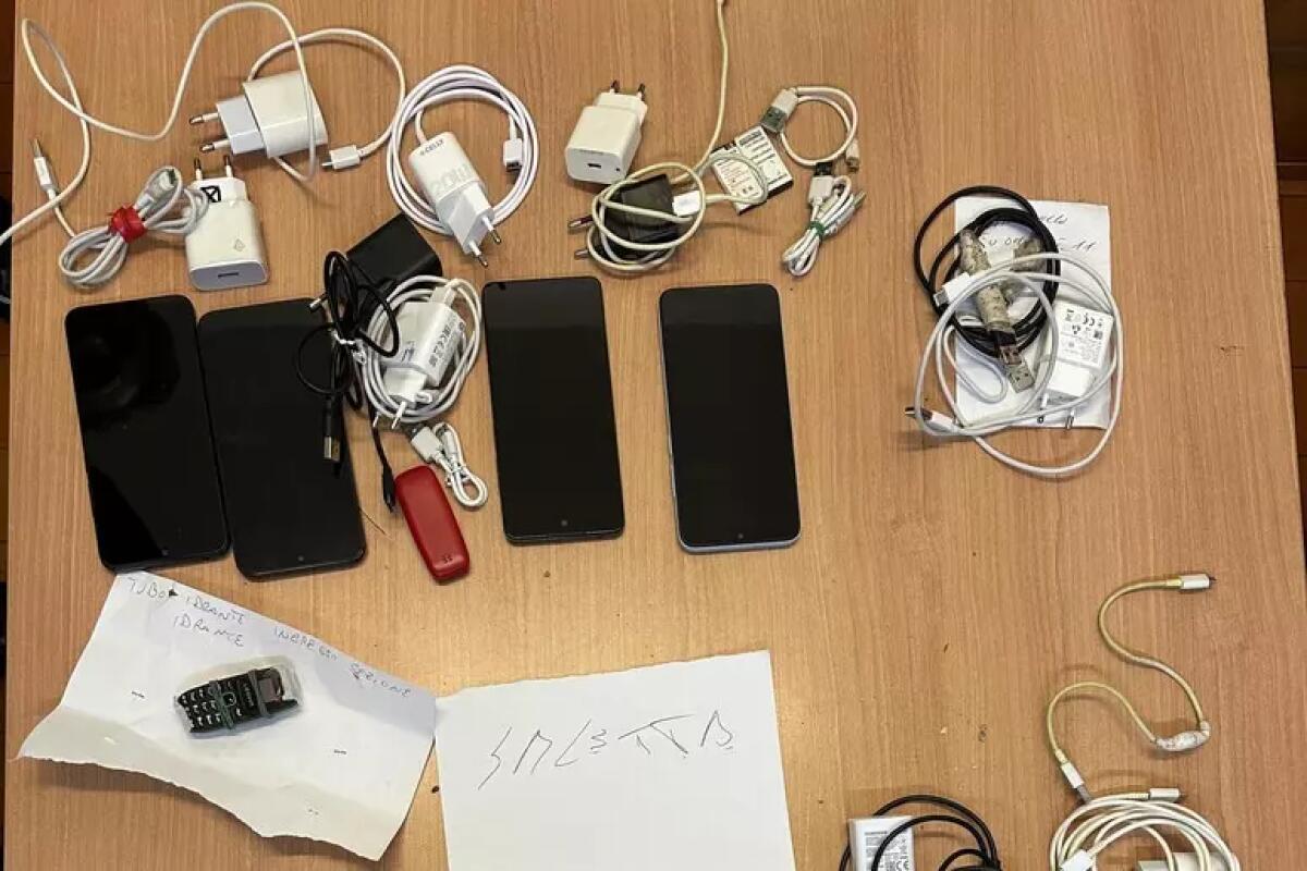 5 smartphone scoperti nel padiglione alta sicurezza del carcere a Napoli - 