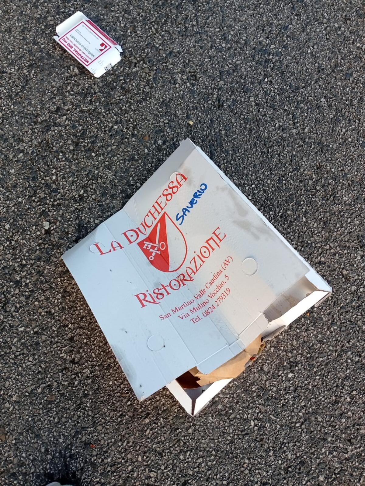 "Saverio", i cartoni della pizza non si buttano in mezzo alla strada. - 