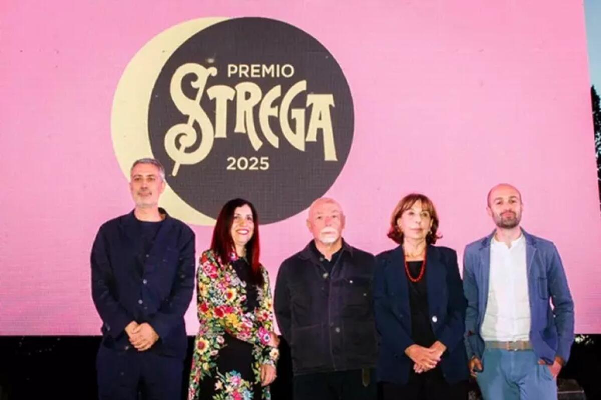 Andrea Bajani favorito per il Premio Strega 2025 - 