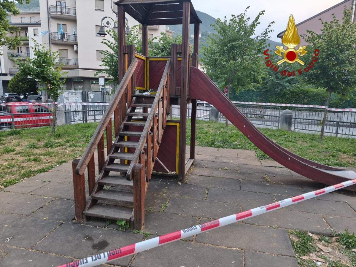 Bimbo di 4 anni resta incastrato in una giostrina, salvato dai Vigili del fuoco - 