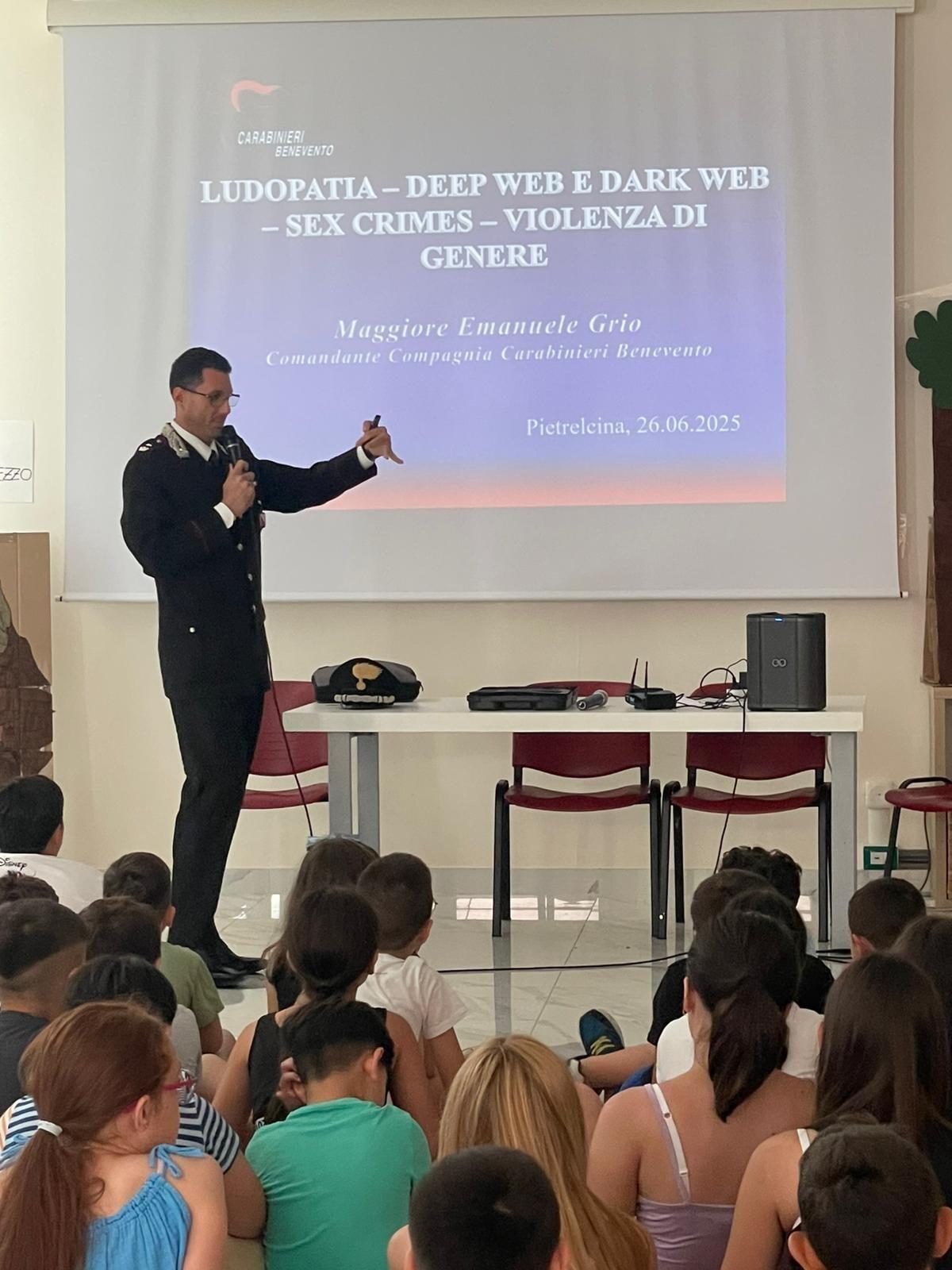 Carabinieri tra la gente: l'Arma vicina ai cittadini nei gesti quotidiani. - 