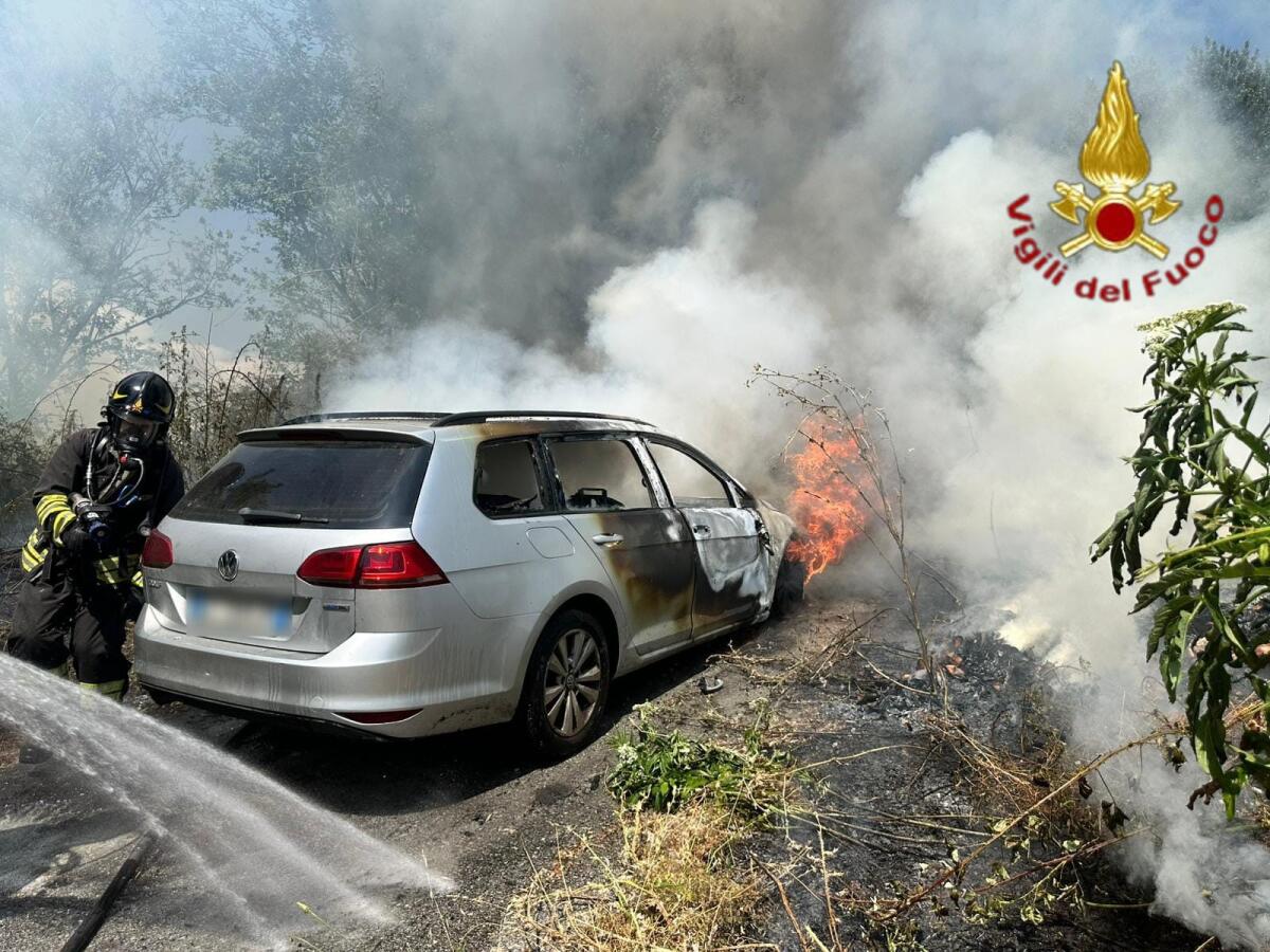 Cadavere di un 50enne trovato in auto distrutta dalle fiamme - 