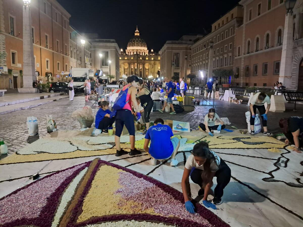 Il profumo di Paduli a San Pietro: gli infioratori di nuovo protagonisti a Roma - 