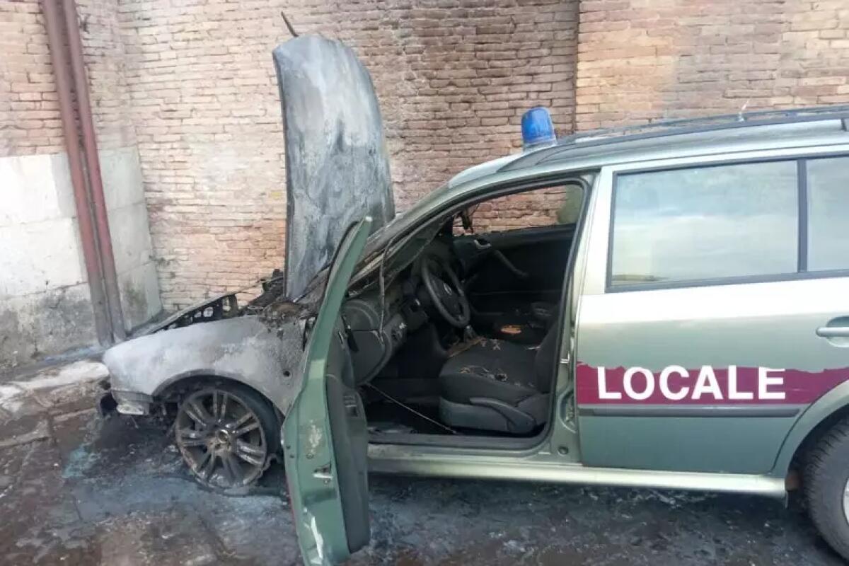 Auto a fuoco nel Carcere Borbonico, fiamme domate - 