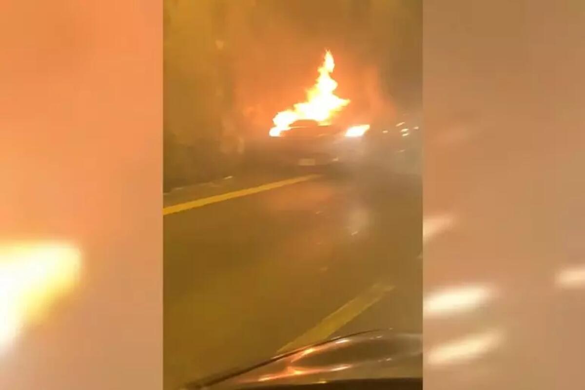 Auto a fuoco in galleria, chiuso raccordo Avellino-Salerno - 