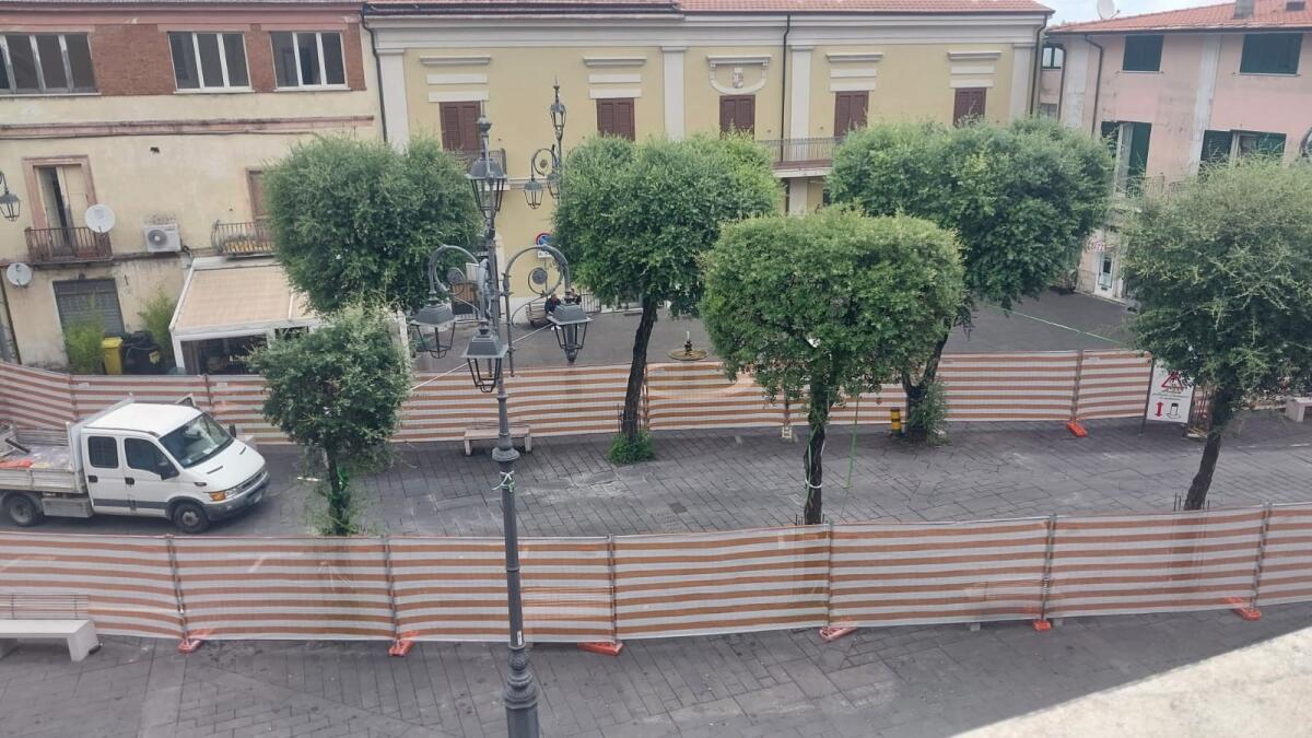 Cervinara. Iniziati i lavori di pavimentazione della sede viaria di Piazza Trescine - 