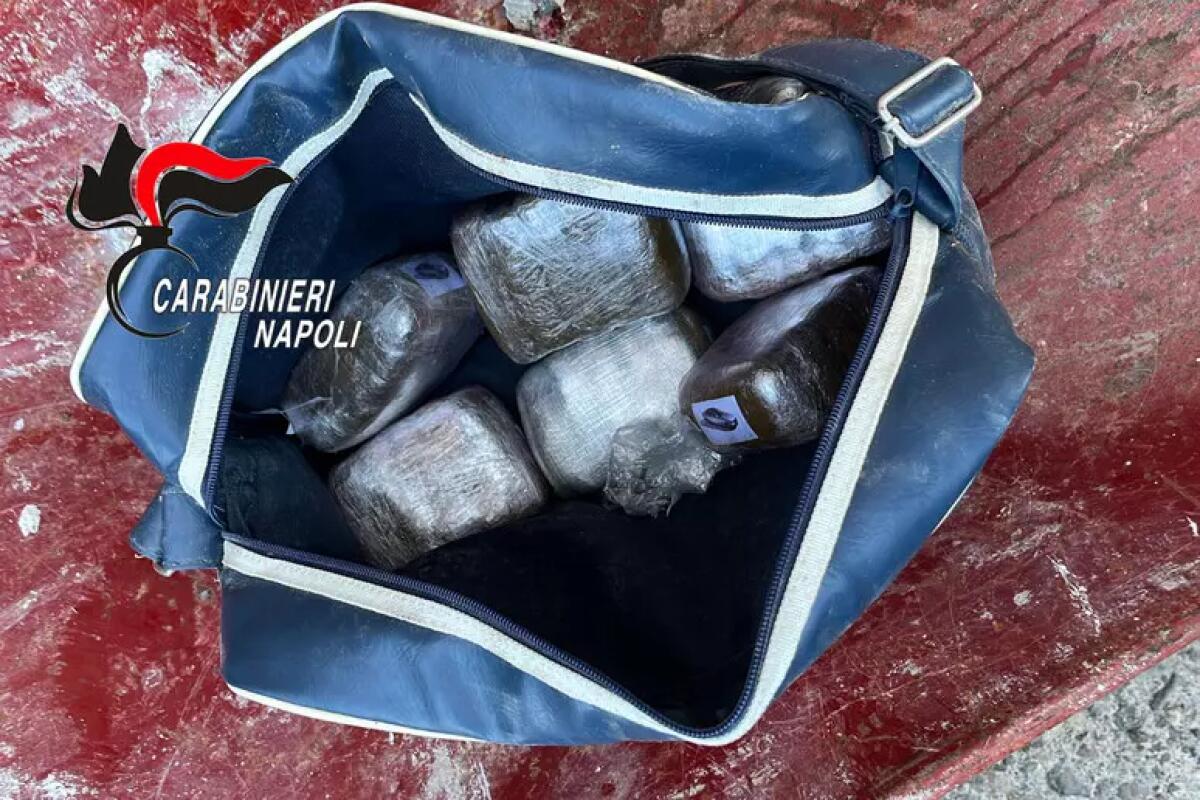 Tre chili di hashish trovati in un'area condominiale - 