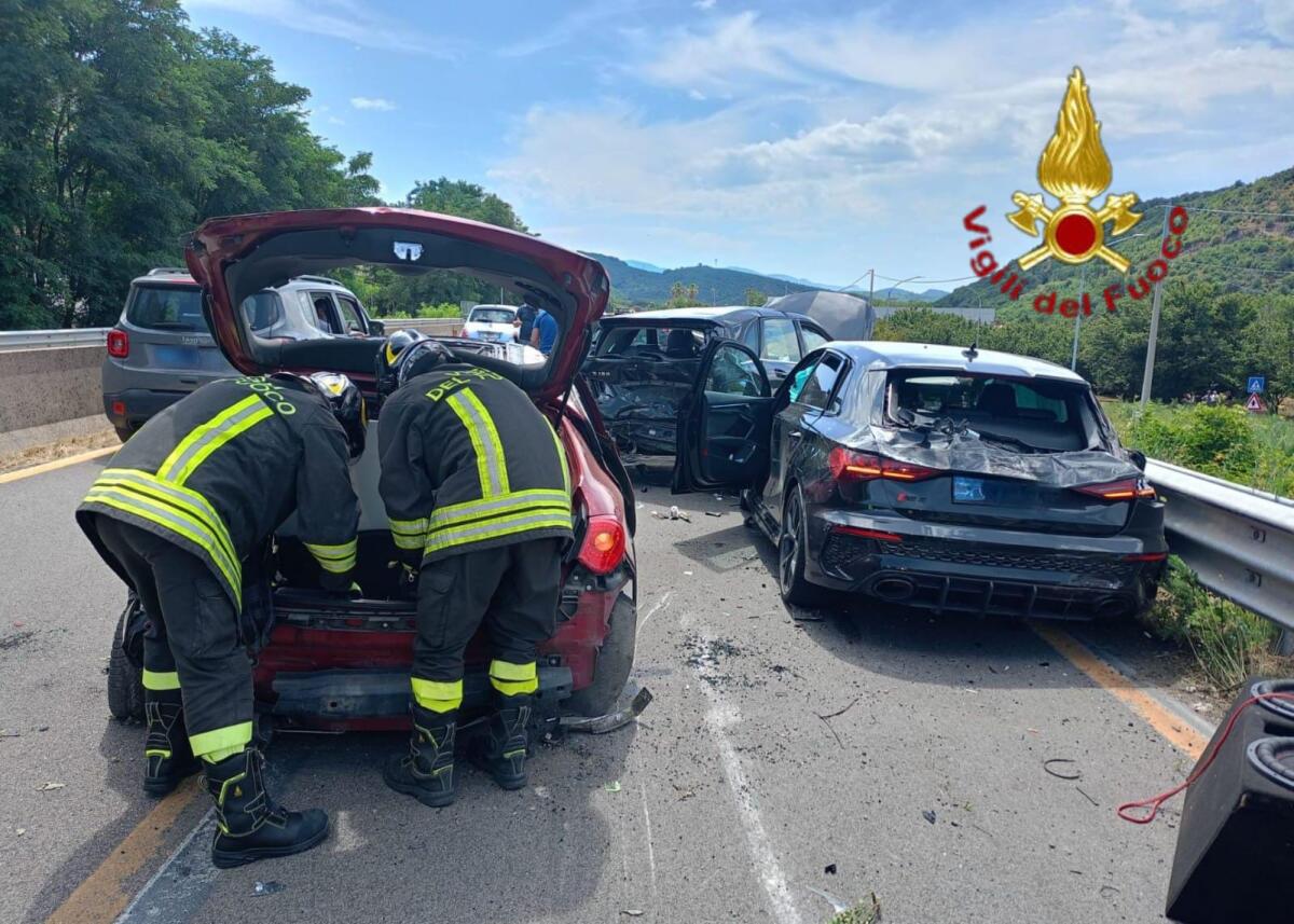 Dieci persone ferite in un incidente stradale sul raccordo Av-Sa. - 