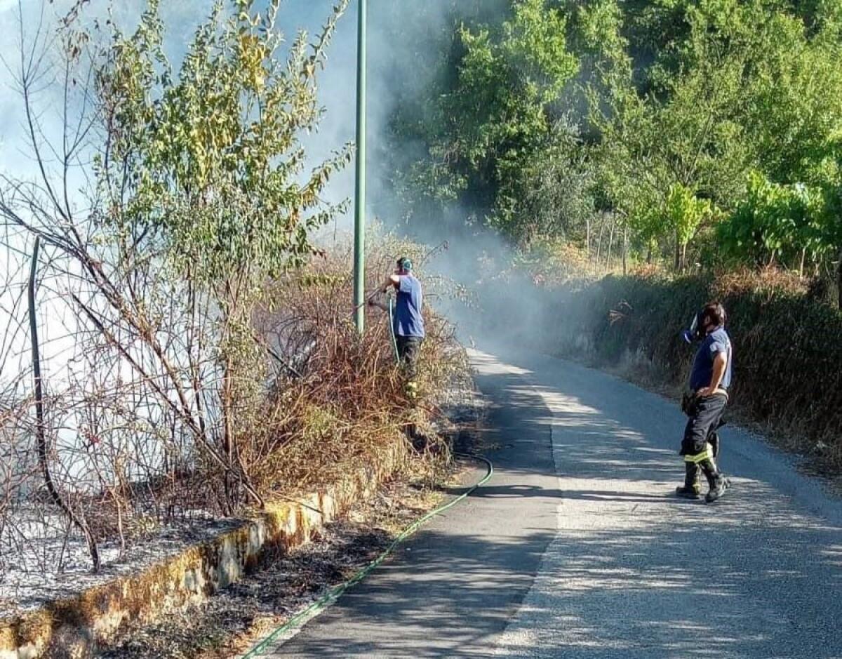 Cervinara. Nuovi focolai di incendi alla località Quercino, non si riesce  a dare un nome al piromane - 