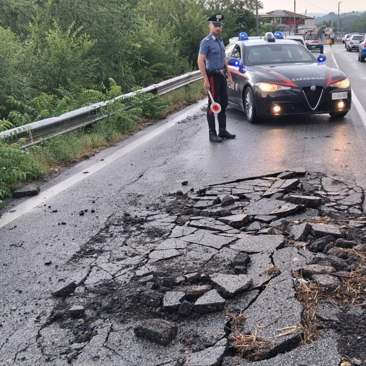 Per le forti piogge cede parte del manto stradale a località Calore - 