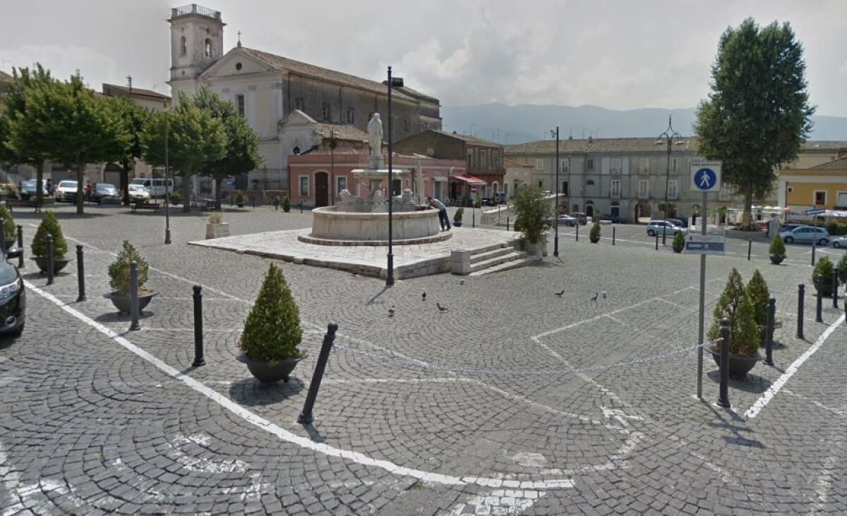 Montesarchio. Nei week end Piazza Umberto I isola pedonale - 