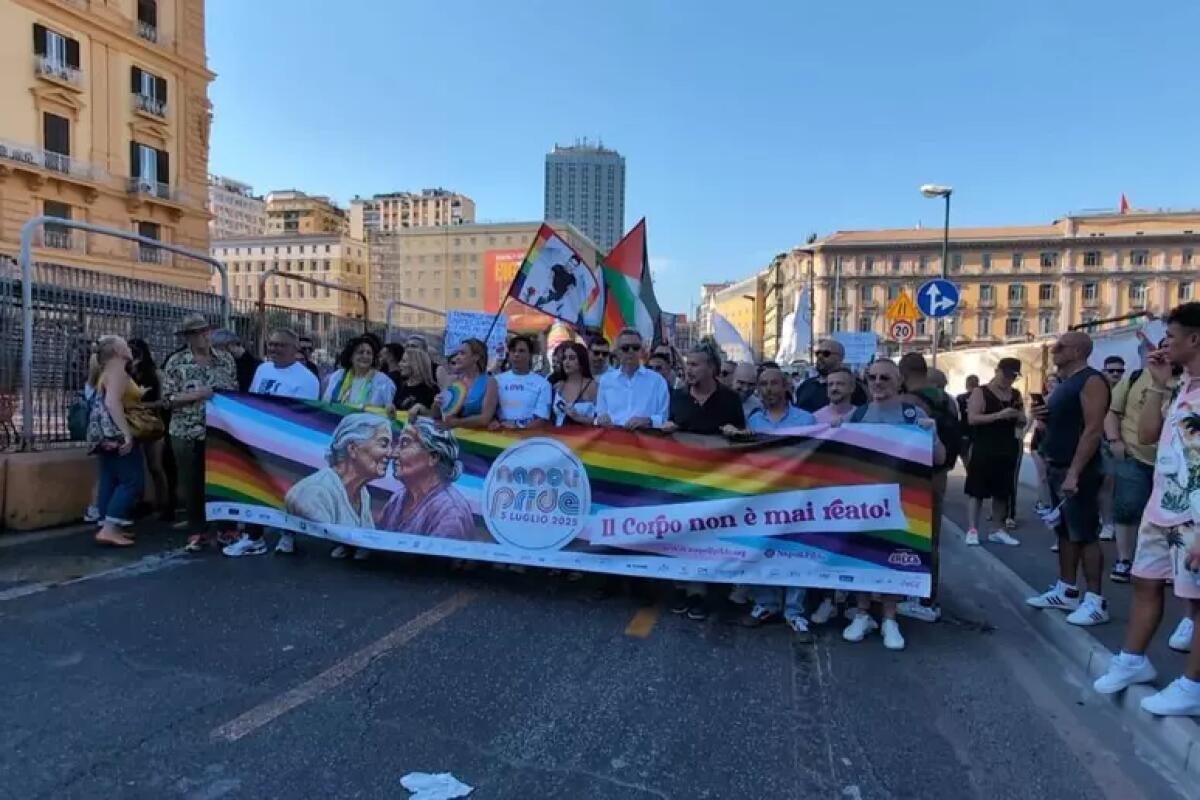 Napoli Pride, partito il corteo da piazza Municipio - 