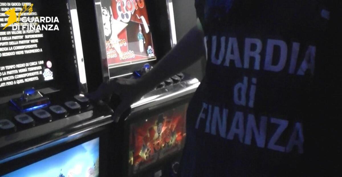 Associazione per delinquere, esercizio abusivo di attività di giochi e  scommesse, nove misure cautelari - 