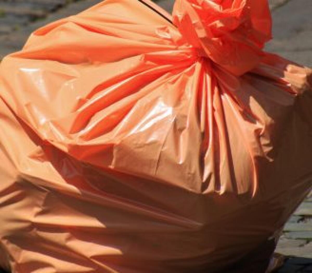 Cervinara. Da una 159 blu scende e deposita rifiuti nella cunetta - 