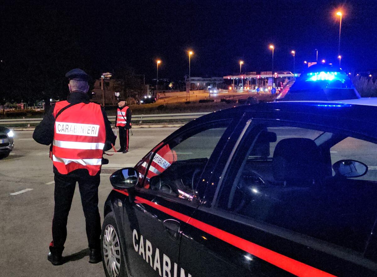  Auto non si ferma all'alt, 2 carabinieri feriti in inseguimento - 