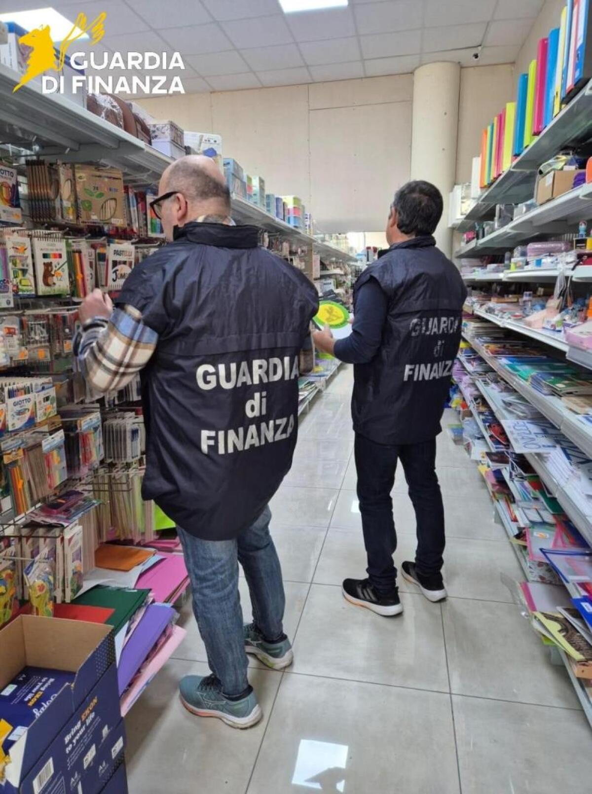 Guardia di finanza nel Sannio sequestra 8 mila articoli contraffatti e scopre diversi lavoratori in "nero" - 