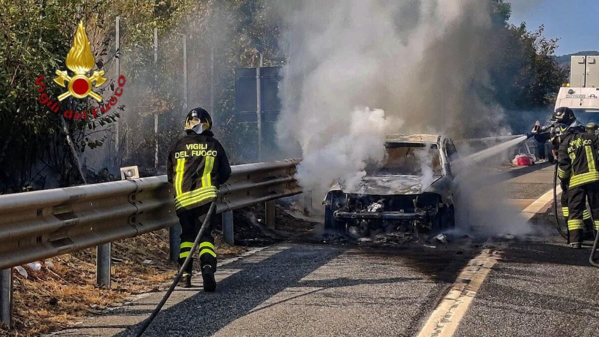 Si incendia auto in transito, paura per una famiglia che doveva raggiungere l'Irpinia. - 
