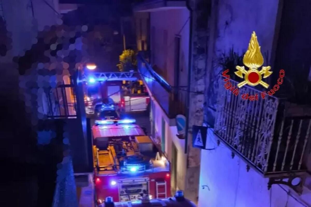 Uomo muore carbonizzato nell'incendio del suo appartamento - 