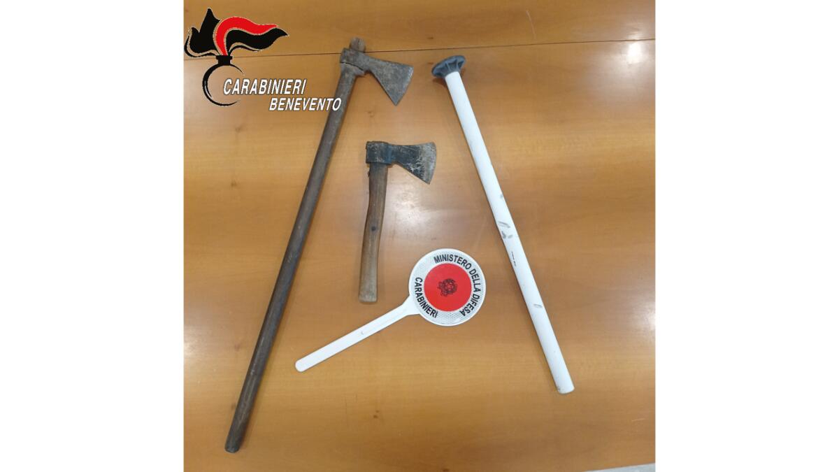 54enne aggredisce la moglie e i due figli minori con un bastone e poi li minaccia con due asce - 