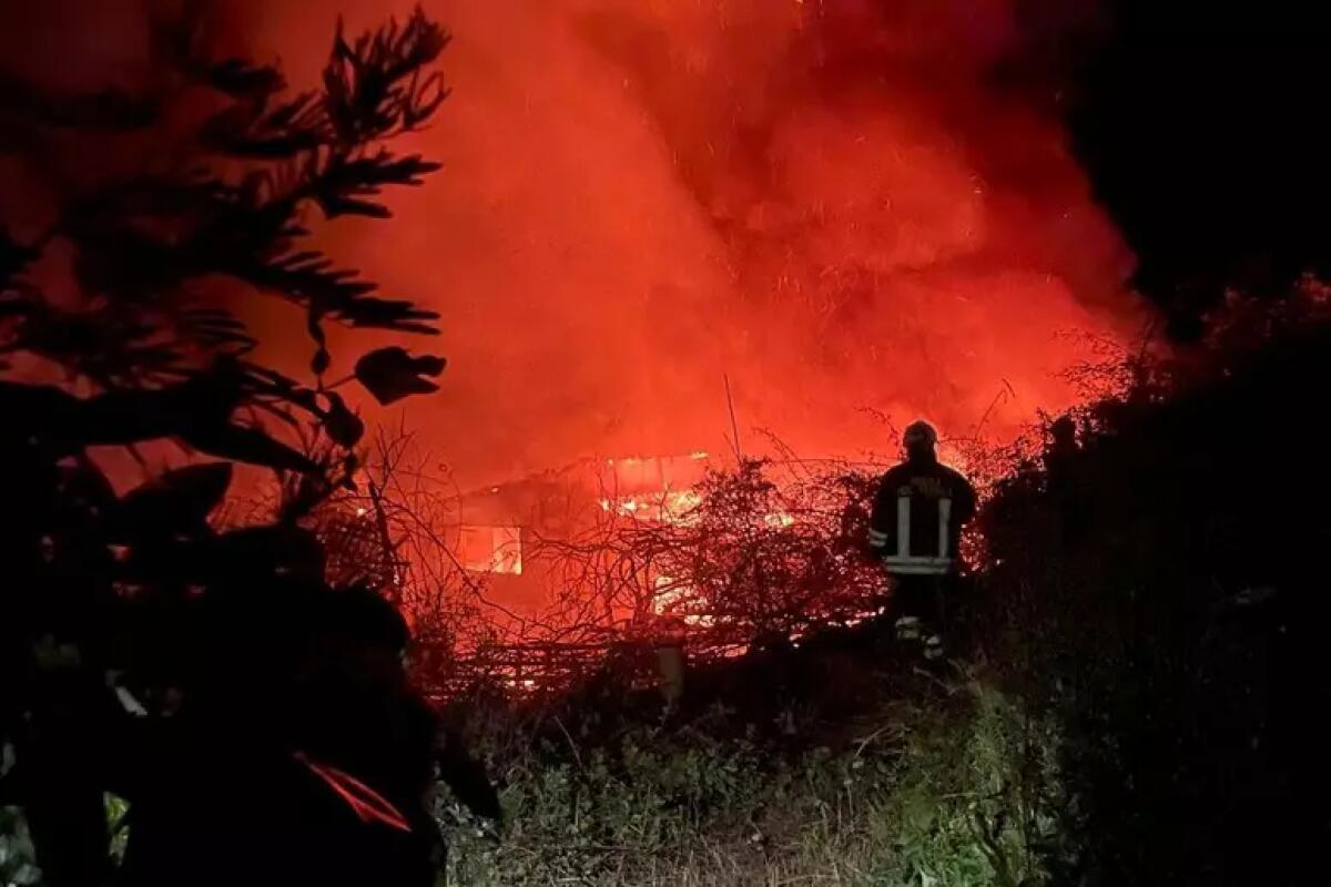 Tenta di spegnere rogo nel suo terreno e muore d'infarto - 