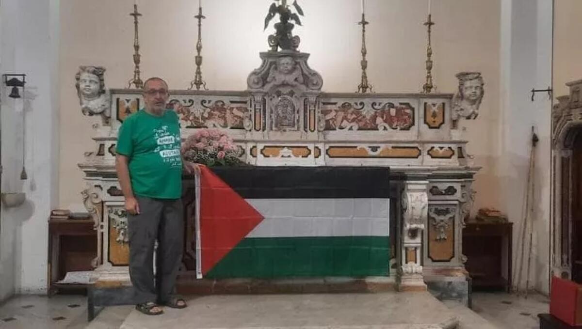 Mercogliano, il parroco rompe gli indugi: bandiera palestinese sull’altare. - 