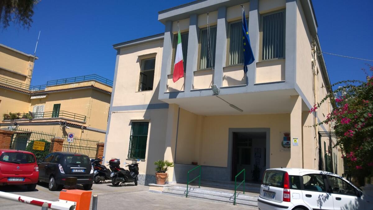 Respinta da Uffici Comunali perchè indossa bermuda, a Bacoli vige il rispetto del decoro. - 