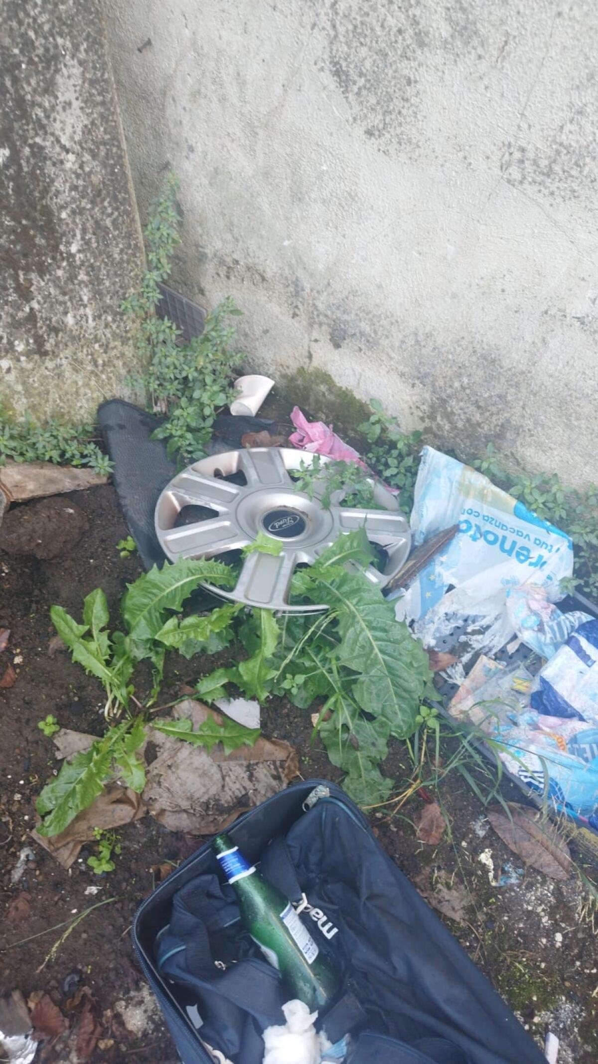 Cervinara. Chi deve provvedere a pulire parcheggio di via Finelli, è uno schifo! - 