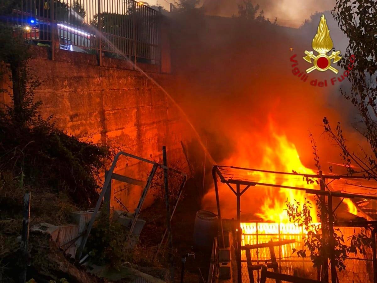 In fiamme baracca a ridosso della Provinciale e di alcune abitazioni - 