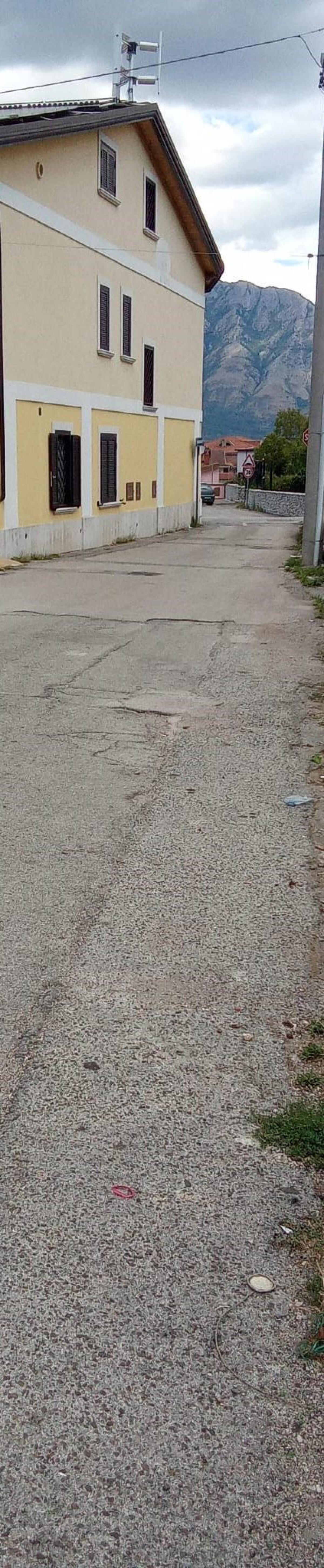 Cervinara. Via De Gasperi, dalla strada lanciano pietre e bottiglie nella proprietà privata - 