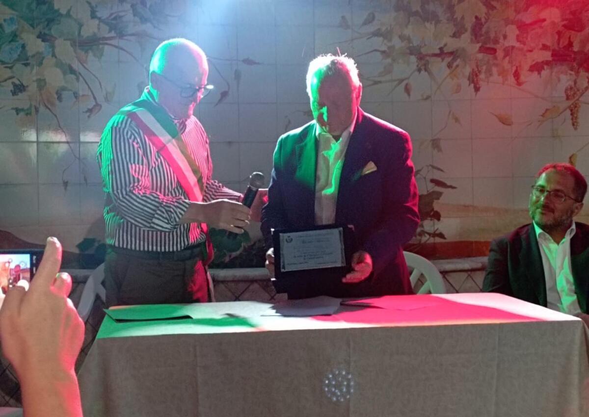 Di Santo consegna targa a Mario Moccia, il consigliere comunale più “longevo” d’Italia. - 